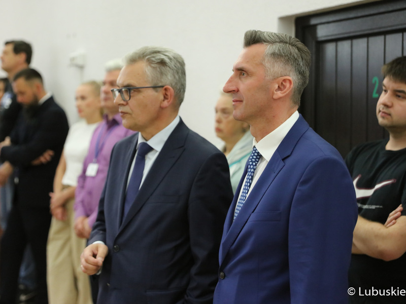 Poseł RP Waldemar Sługocki (z prawej) oraz Rektor UZ prof. dr hab. Wojciech Strzyżewski na spotkaniu z przewodniczącym PO Donaldem Tuskiem w Auli Uniwersytetu Zielonogórskiego