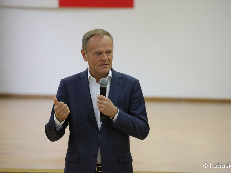 Przewodniczący PO Donald Tusk na spotkaniu ze studentami Uniwersytetu Zielonogórskiego oraz mieszkańcami Zielonej Góry w Auli UZ