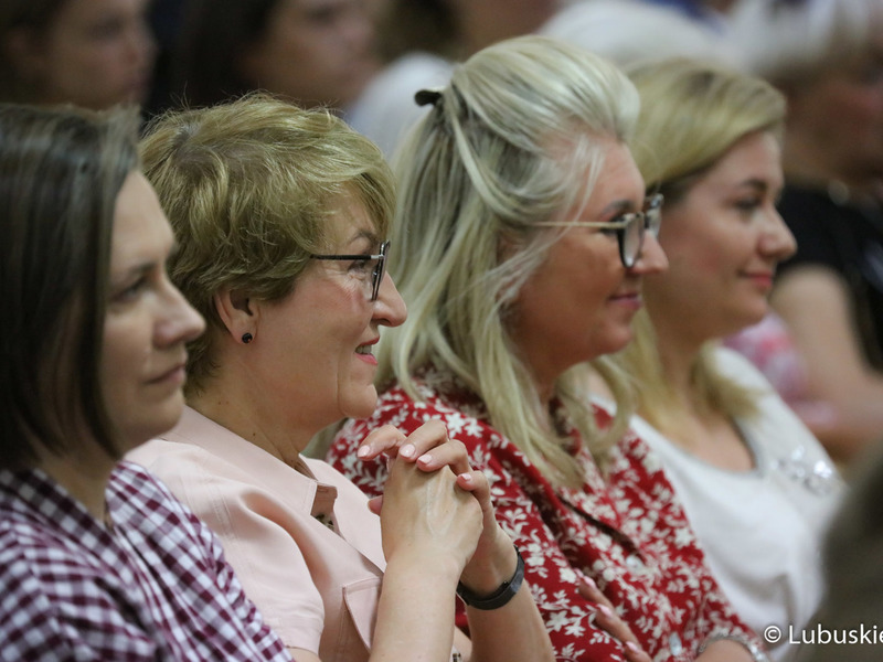 Marszałek Woj. Lubuskiego Elżbieta Anna Polak (w centrum) podczas spotkania z przewodniczącym PO Donaldem Tuskiem w Auli UZ