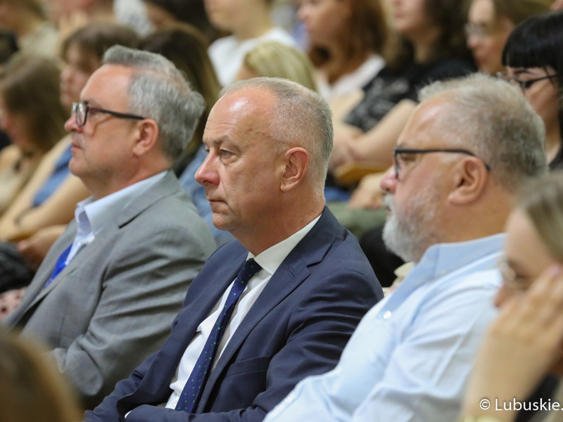 Członek Zarządu Woj. Lubuskiego Marcin Jabłoński (w środku) na spotkaniu z przewodniczącym PO Donaldem Tuskiem w Auli UZ