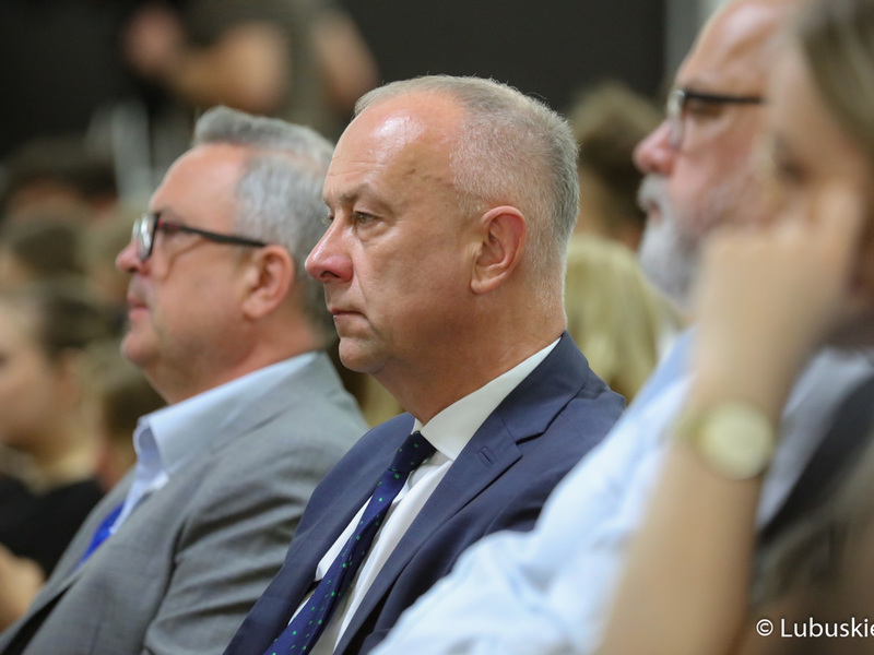 Członek Zarządu Woj. Lubuskiego Marcin Jabłoński (w środku) na spotkaniu z przewodniczącym PO Donaldem Tuskiem w Auli UZ