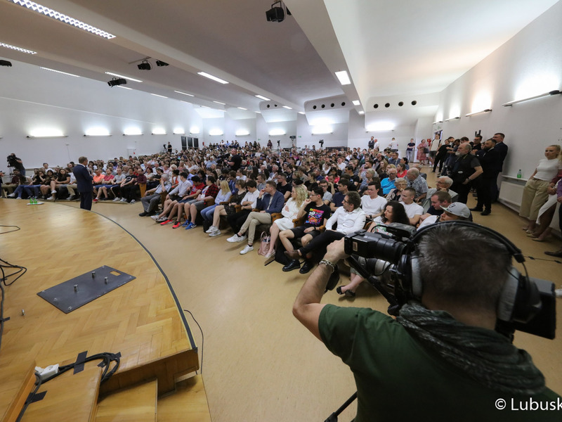Spotkanie przewodniczącego PO Donalda Tuska ze studentami Uniwersytetu Zielonogórskiego oraz mieszkańcami Zielonej Góry w Auli UZ