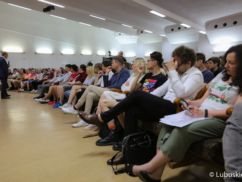 Spotkanie przewodniczącego PO Donalda Tuska ze studentami Uniwersytetu Zielonogórskiego oraz mieszkańcami Zielonej Góry w Auli UZ