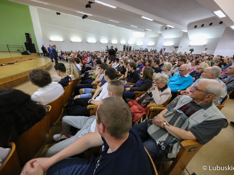 Studenci Uniwersytetu Zielonogórskiego oraz mieszkańcy Zielonej Góry na spotkaniu z przewodniczącym PO Donaldem Tuskiem w Auli UZ