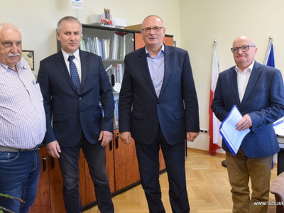300 tys. zł dla lubuskich pszczelarzy - wręczenie umowy