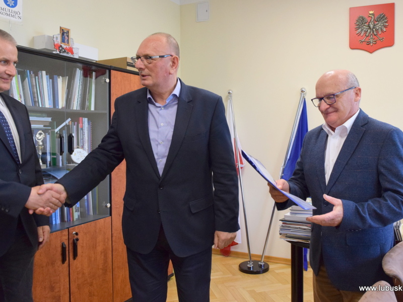 300 tys. zł dla lubuskich pszczelarzy - wręczenie umowy