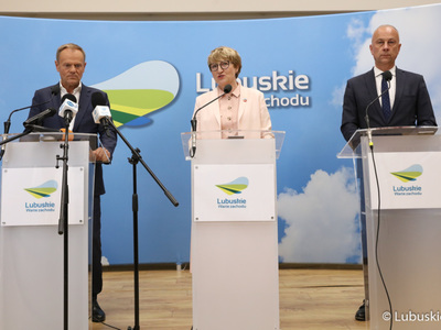 Przewodniczący PO Donald Tusk (z lewej), Marszałek Województwa Lubuskiego Elżbieta Anna Polaki oraz Członek Zarządu Województwa Lubuskiego Marcin Jabłoński na briefingu prasowym w sali prasowej UMWL