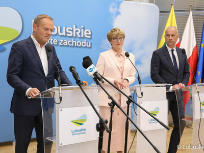 Przewodniczący PO Donald Tusk (z lewej), Marszałek Województwa Lubuskiego Elżbieta Anna Polaki oraz Członek Zarządu Województwa Lubuskiego Marcin Jabłoński na briefingu prasowym w sali prasowej UMWL