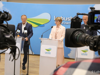 Przewodniczący PO Donald Tusk (z lewej), Marszałek Województwa Lubuskiego Elżbieta Anna Polaki oraz Członek Zarządu Województwa Lubuskiego Marcin Jabłoński na briefingu prasowym w sali prasowej UMWL