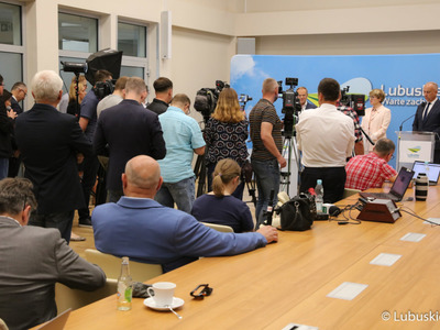 Briefing prasowy w sali prasowej UMWL z udziałem Przewodniczącego PO Donalda Tuska,  Marszałek Województwa Lubuskiego Elżbiety Anny Polaki oraz Członka Zarządu Województwa Lubuskiego Marcina Jabłońskiego 