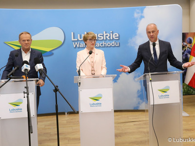 Przewodniczący PO Donald Tusk , Marszałek Województwa Lubuskiego Elżbieta Anna Polaki oraz Członek Zarządu Województwa Lubuskiego Marcin Jabłoński (z prawej) na briefingu prasowym w sali prasowej UMWL
