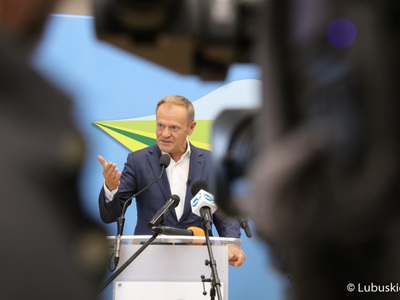 Przewodniczący PO Donald Tusk na briefingu prasowym w sali prasowej UMWL