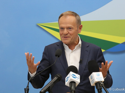 Przewodniczący PO Donald Tusk na briefingu prasowym w sali prasowej UMWL