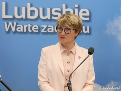 Marszałek Województwa Lubuskiego Elżbieta Anna Polaki na briefingu prasowym w sali prasowej UMWL