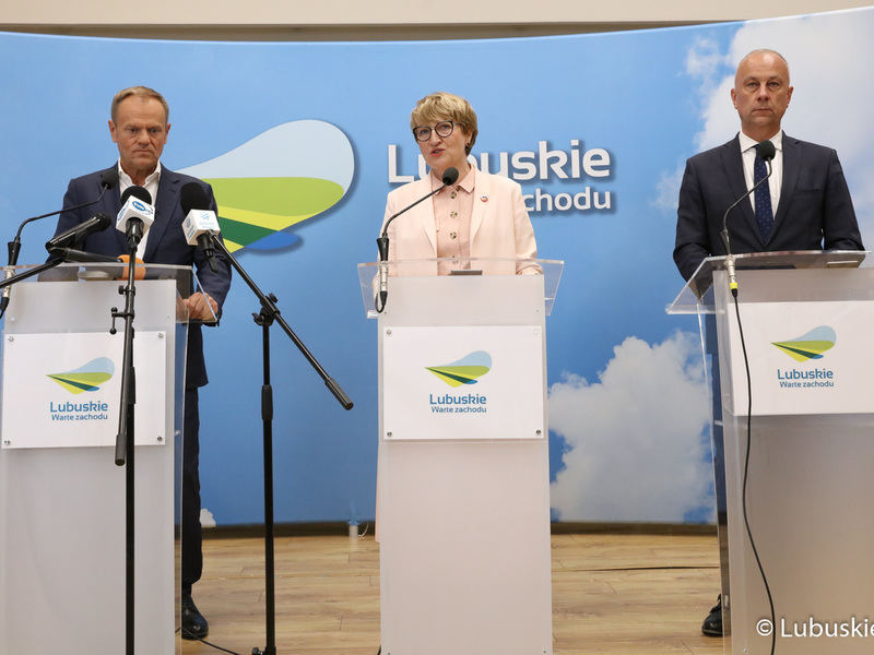 Przewodniczący PO Donald Tusk (z lewej), Marszałek Województwa Lubuskiego Elżbieta Anna Polaki oraz Członek Zarządu Województwa Lubuskiego Marcin Jabłoński na briefingu prasowym w sali prasowej UMWL