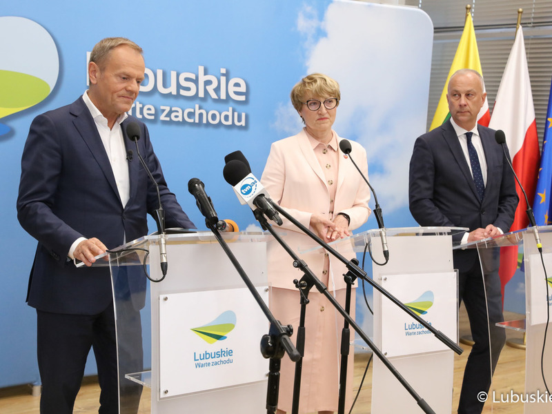 Przewodniczący PO Donald Tusk (z lewej), Marszałek Województwa Lubuskiego Elżbieta Anna Polaki oraz Członek Zarządu Województwa Lubuskiego Marcin Jabłoński na briefingu prasowym w sali prasowej UMWL
