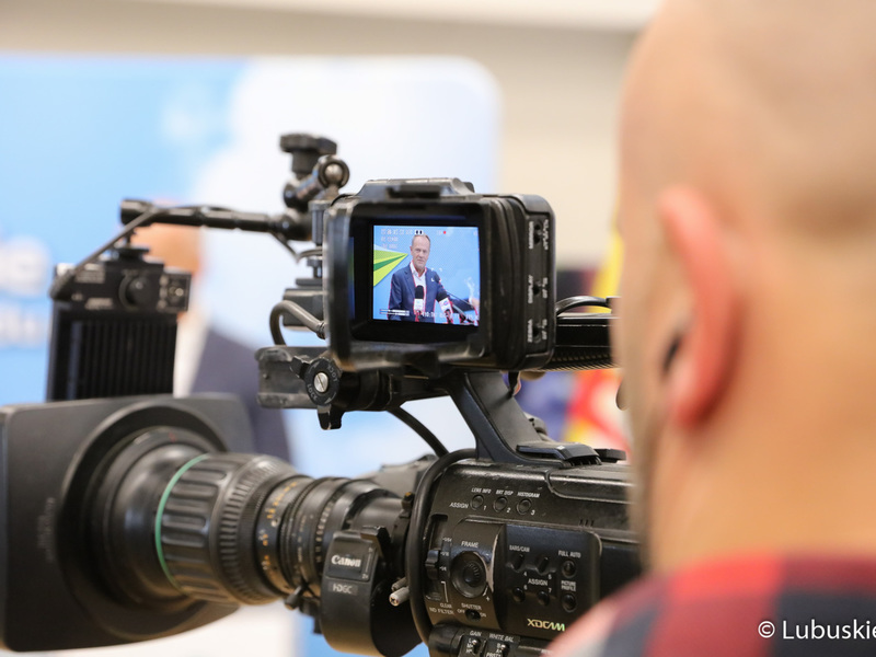Briefing prasowy z udziałem przewodniczącego PO Donalda Tuska na briefingu prasowym w sali prasowej UMWL