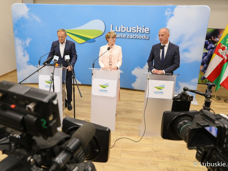 Przewodniczący PO Donald Tusk (z lewej), Marszałek Województwa Lubuskiego Elżbieta Anna Polaki oraz Członek Zarządu Województwa Lubuskiego Marcin Jabłoński na briefingu prasowym w sali prasowej UMWL