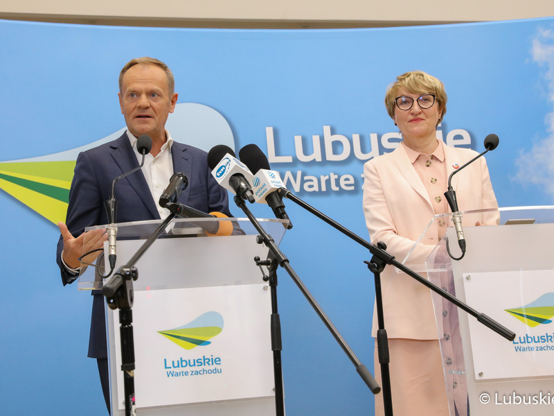 Przewodniczący PO Donald Tusk oraz Marszałek Województwa Lubuskiego Elżbieta Anna Polak na briefingu prasowym w sali prasowej UMWL