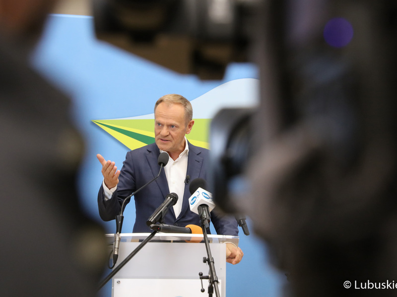 Przewodniczący PO Donald Tusk na briefingu prasowym w sali prasowej UMWL