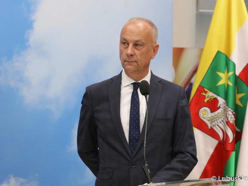 Członek Zarządu Województwa Lubuskiego Marcin Jabłoński na briefingu prasowym w sali prasowej UMWL