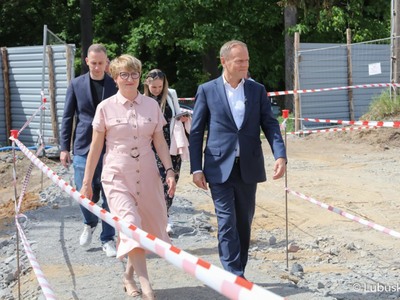 Marszałek Elżbieta Anna Polak oraz przewodniczący PO Donald Tusk na budowie Parku Technologii Kosmicznych w Zielonej Górze Nowym Kisielinie 
