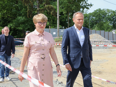 Marszałek Elżbieta Anna Polak oraz przewodniczący PO Donald Tusk na budowie Parku Technologii Kosmicznych w Zielonej Górze Nowym Kisielinie 
