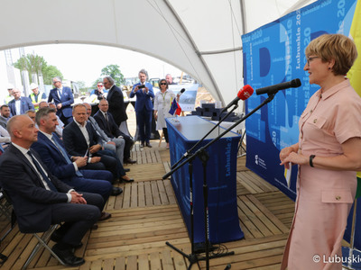 Marszałek Elżbieta Anna Polak przemawia na uroczystości podpisania aktu erekcyjnego pod budowę Parku Technologii Kosmicznych w Zielonej Górze Nowym Kisielinie 