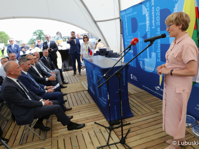 Marszałek Elżbieta Anna Polak przemawia na uroczystości podpisania aktu erekcyjnego pod budowę Parku Technologii Kosmicznych w Zielonej Górze Nowym Kisielinie 