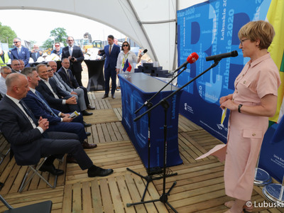 Marszałek Elżbieta Anna Polak przemawia na uroczystości podpisania aktu erekcyjnego pod budowę Parku Technologii Kosmicznych w Zielonej Górze Nowym Kisielinie 