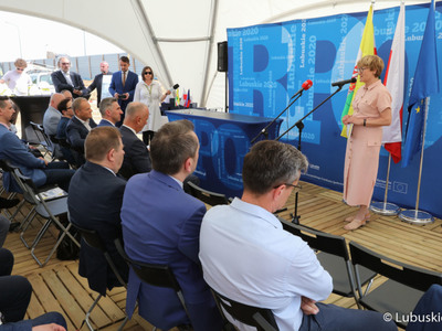 Marszałek Elżbieta Anna Polak przemawia na uroczystości podpisania aktu erekcyjnego pod budowę Parku Technologii Kosmicznych w Zielonej Górze Nowym Kisielinie 