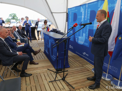 Donald Tusk przemawia na uroczystości podpisania aktu erekcyjnego pod budowę Parku Technologii Kosmicznych w Zielonej Górze Nowym Kisielinie 