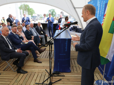 Donald Tusk przemawia na uroczystości podpisania aktu erekcyjnego pod budowę Parku Technologii Kosmicznych w Zielonej Górze Nowym Kisielinie 