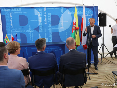 Donald Tusk przemawia na uroczystości podpisania aktu erekcyjnego pod budowę Parku Technologii Kosmicznych w Zielonej Górze Nowym Kisielinie 