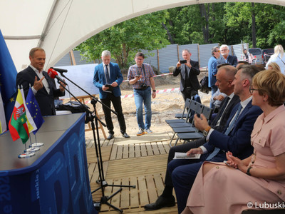 Donald Tusk przemawia na uroczystości podpisania aktu erekcyjnego pod budowę Parku Technologii Kosmicznych w Zielonej Górze Nowym Kisielinie 