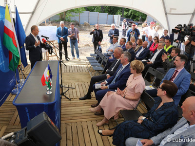 Donald Tusk przemawia na uroczystości podpisania aktu erekcyjnego pod budowę Parku Technologii Kosmicznych w Zielonej Górze Nowym Kisielinie 