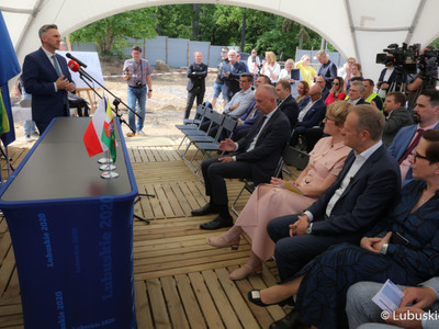 Poseł RP Waldemar Sługocki przemawia na uroczystości podpisania aktu erekcyjnego pod budowę Parku Technologii Kosmicznych w Zielonej Górze Nowym Kisielinie 