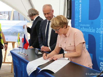Akt erekcyjny pod budowę Parku Technologii Kosmicznych w Zielonej Górze Nowym Kisielinie podpisali: marszałek Elżbieta Anna Polak, przewodniczący PO Donald Tusk, poseł Waldemar Sługocki, przewodniczący Sejmiku Województwa Lubuskiego Wacław Maciuszonek, członek Zarządu Województwa Lubuskiego Marcin Jabłoński oraz przedstawiciele partnerów projektu, generalnego wykonawcy, nadzoru inwestorskiego.
