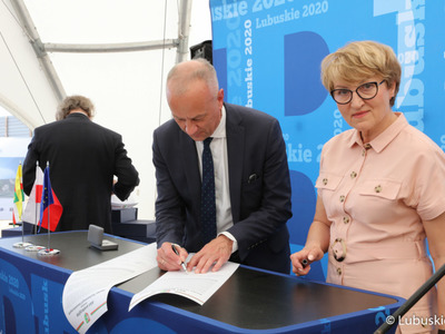 Akt erekcyjny pod budowę Parku Technologii Kosmicznych w Zielonej Górze Nowym Kisielinie podpisali: marszałek Elżbieta Anna Polak, przewodniczący PO Donald Tusk, poseł Waldemar Sługocki, przewodniczący Sejmiku Województwa Lubuskiego Wacław Maciuszonek, członek Zarządu Województwa Lubuskiego Marcin Jabłoński oraz przedstawiciele partnerów projektu, generalnego wykonawcy, nadzoru inwestorskiego.