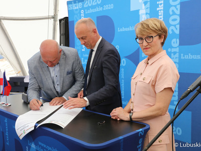 Akt erekcyjny pod budowę Parku Technologii Kosmicznych w Zielonej Górze Nowym Kisielinie podpisali: marszałek Elżbieta Anna Polak, przewodniczący PO Donald Tusk, poseł Waldemar Sługocki, przewodniczący Sejmiku Województwa Lubuskiego Wacław Maciuszonek, członek Zarządu Województwa Lubuskiego Marcin Jabłoński oraz przedstawiciele partnerów projektu, generalnego wykonawcy, nadzoru inwestorskiego.