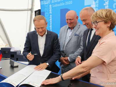 Akt erekcyjny pod budowę Parku Technologii Kosmicznych podpisali: marszałek Elżbieta Anna Polak, przewodniczący PO Donald Tusk, poseł Waldemar Sługocki, przewodniczący Sejmiku Województwa Lubuskiego Wacław Maciuszonek, członek Zarządu Województwa Lubuskiego Marcin Jabłoński oraz przedstawiciele partnerów projektu, generalnego wykonawcy, nadzoru inwestorskiego. 