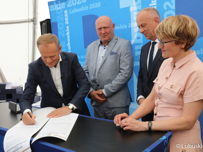 Akt erekcyjny pod budowę Parku Technologii Kosmicznych w Zielonej Górze Nowym Kisielinie podpisali: marszałek Elżbieta Anna Polak, przewodniczący PO Donald Tusk, poseł Waldemar Sługocki, przewodniczący Sejmiku Województwa Lubuskiego Wacław Maciuszonek, członek Zarządu Województwa Lubuskiego Marcin Jabłoński oraz przedstawiciele partnerów projektu, generalnego wykonawcy, nadzoru inwestorskiego.