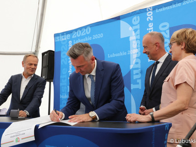 Akt erekcyjny pod budowę Parku Technologii Kosmicznych w Zielonej Górze Nowym Kisielinie podpisali: marszałek Elżbieta Anna Polak, przewodniczący PO Donald Tusk, poseł Waldemar Sługocki, przewodniczący Sejmiku Województwa Lubuskiego Wacław Maciuszonek, członek Zarządu Województwa Lubuskiego Marcin Jabłoński oraz przedstawiciele partnerów projektu, generalnego wykonawcy, nadzoru inwestorskiego.
