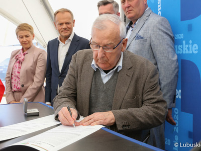 Akt erekcyjny pod budowę Parku Technologii Kosmicznych w Zielonej Górze Nowym Kisielinie podpisali: marszałek Elżbieta Anna Polak, przewodniczący PO Donald Tusk, poseł Waldemar Sługocki, przewodniczący Sejmiku Województwa Lubuskiego Wacław Maciuszonek, członek Zarządu Województwa Lubuskiego Marcin Jabłoński oraz przedstawiciele partnerów projektu, generalnego wykonawcy, nadzoru inwestorskiego.