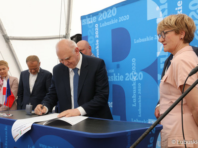 Akt erekcyjny pod budowę Parku Technologii Kosmicznych w Zielonej Górze Nowym Kisielinie podpisali: marszałek Elżbieta Anna Polak, przewodniczący PO Donald Tusk, poseł Waldemar Sługocki, przewodniczący Sejmiku Województwa Lubuskiego Wacław Maciuszonek, członek Zarządu Województwa Lubuskiego Marcin Jabłoński oraz przedstawiciele partnerów projektu, generalnego wykonawcy, nadzoru inwestorskiego.