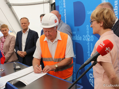 Akt erekcyjny pod budowę Parku Technologii Kosmicznych w Zielonej Górze Nowym Kisielinie podpisali: marszałek Elżbieta Anna Polak, przewodniczący PO Donald Tusk, poseł Waldemar Sługocki, przewodniczący Sejmiku Województwa Lubuskiego Wacław Maciuszonek, członek Zarządu Województwa Lubuskiego Marcin Jabłoński oraz przedstawiciele partnerów projektu, generalnego wykonawcy, nadzoru inwestorskiego.