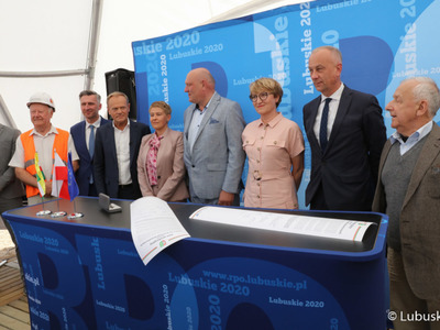 Akt erekcyjny pod budowę Parku Technologii Kosmicznych w Zielonej Górze Nowym Kisielinie podpisali: marszałek Elżbieta Anna Polak, przewodniczący PO Donald Tusk, poseł Waldemar Sługocki, przewodniczący Sejmiku Województwa Lubuskiego Wacław Maciuszonek, członek Zarządu Województwa Lubuskiego Marcin Jabłoński oraz przedstawiciele partnerów projektu, generalnego wykonawcy, nadzoru inwestorskiego.