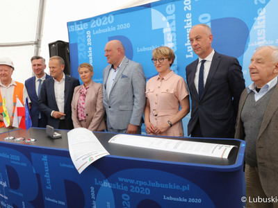 Akt erekcyjny pod budowę Parku Technologii Kosmicznych w Zielonej Górze Nowym Kisielinie podpisali: marszałek Elżbieta Anna Polak, przewodniczący PO Donald Tusk, poseł Waldemar Sługocki, przewodniczący Sejmiku Województwa Lubuskiego Wacław Maciuszonek, członek Zarządu Województwa Lubuskiego Marcin Jabłoński oraz przedstawiciele partnerów projektu, generalnego wykonawcy, nadzoru inwestorskiego.