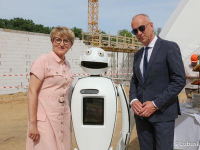 Marszałek Elżbieta Anna Polak oraz członek zarządu woj. lubuskiego Marcin Jabłoński na budowie Parku Technologii Kosmicznych w Zielonej Górze Nowym Kisielinie 