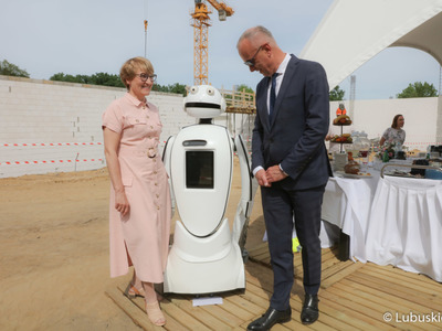 Marszałek Elżbieta Anna Polak oraz członek zarządu woj. lubuskiego Marcin Jabłoński na budowie Parku Technologii Kosmicznych w Zielonej Górze Nowym Kisielinie 